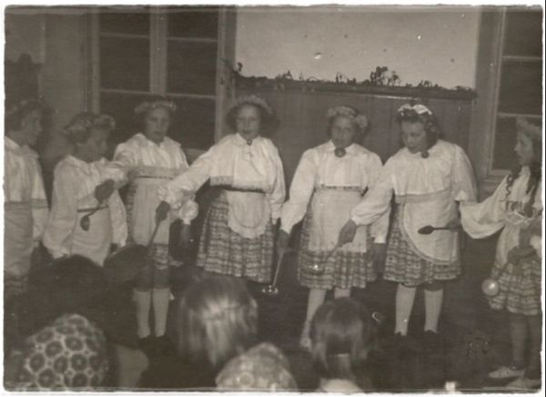 Kevadpidu koolimajs 1959.a.