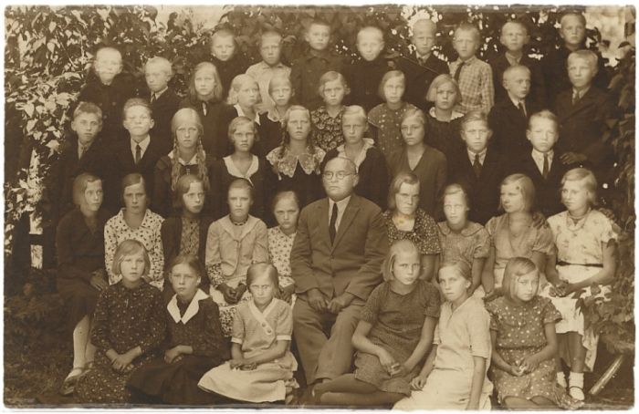 Audevälja koolipere 1933.a. Õpetaja Karl Kurikjan.