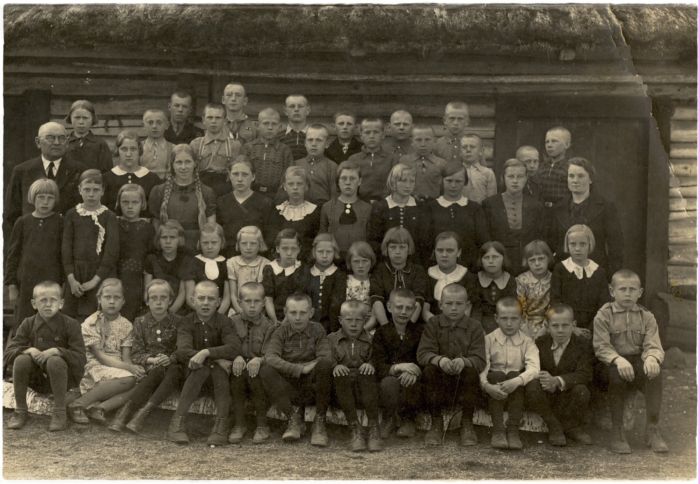 Audevälja koolipere 1938/39.õ.a. Õpetajad Erika Esko ja Karl Kurikjan.