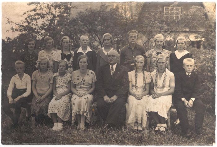 Audevälja kooli 6. klass 1935/36.õ.a. Õpetaja Karl Kurikjan.