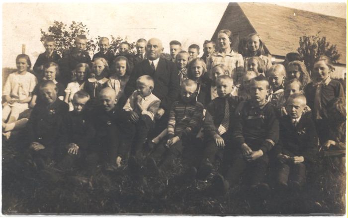 Audevälja koolipere 1929/30 õ.a. Õpetaja Karl Kurikjan.