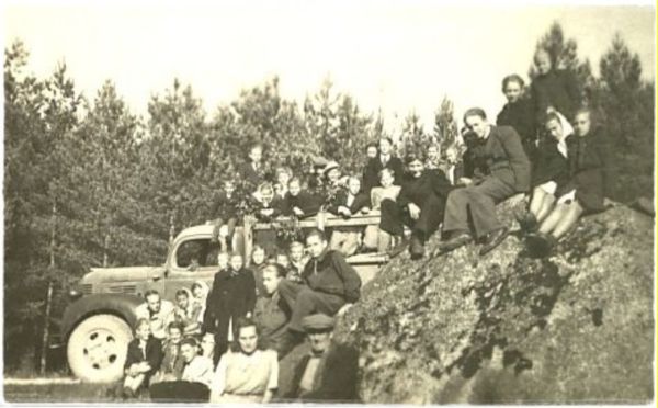 18. juunil 1948 Ekskursioon Haapsallu. Parunite kivi juures.