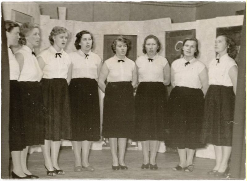 Küla naiste lauluansambel koolimajas umbes 1960.a.