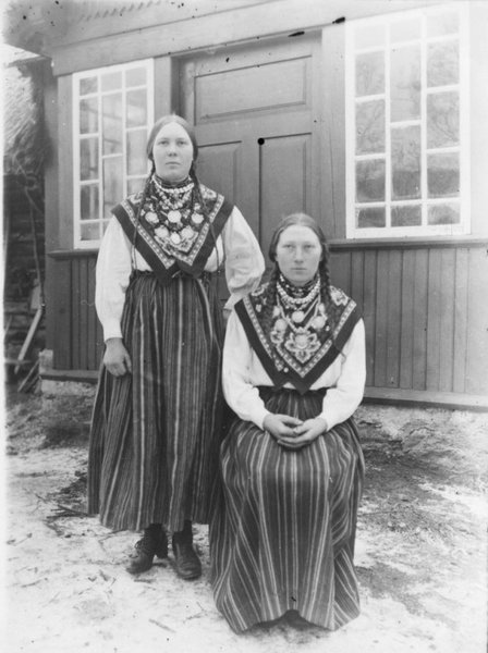 Elli ja Anni Jalangson rahvariietes. 1924-1930 Vilivalla, Pearna talu.
