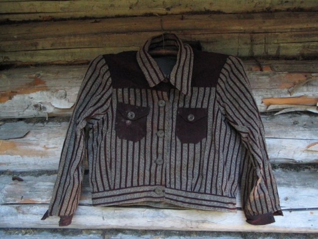 Mehe jakk. Õmmeldud teise maailmasõja ajal vanast alusseeliku riidest. Vilivalla, Pearna.