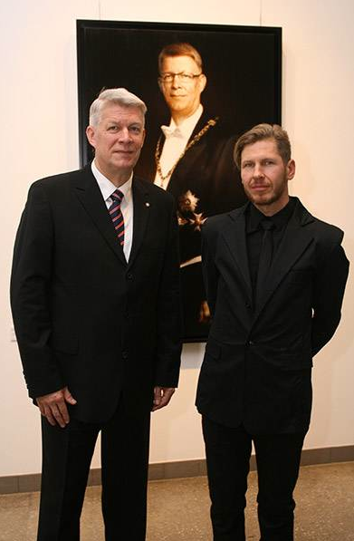 „Latvijas prezidenta Valda Zatlera portrets”, autors Ritums Ivanovs, 2012 . gads, izmērs 160 x 99,6 cm., audekls, eļļa.