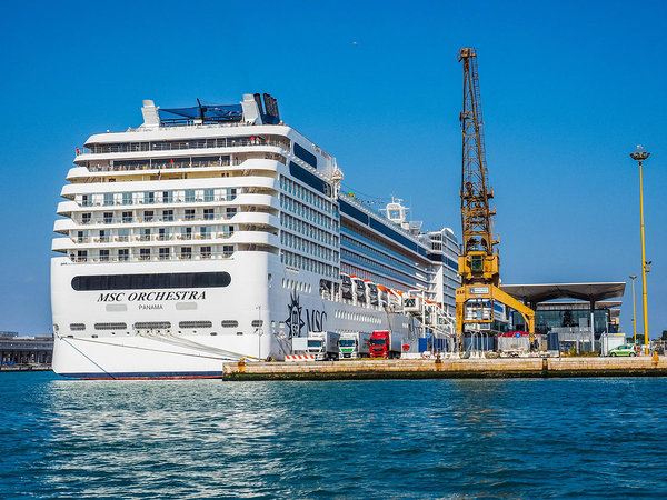 Ein Kreuzfahrtschiff am Hafen von La Romana