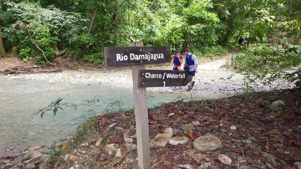 En el campamento base después de ponerse los cascos, chalecos de seguridad y zapatos