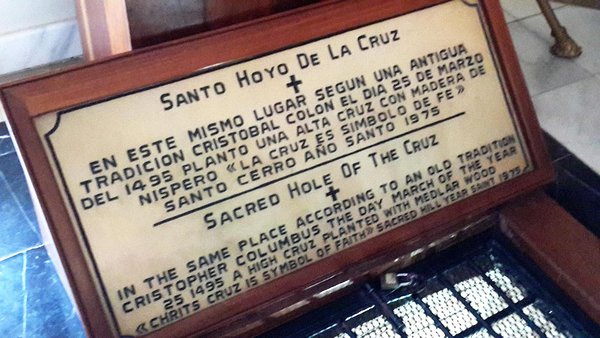 Une plaque marquant l'emplacement du Trou Sacré au Santo Cerro