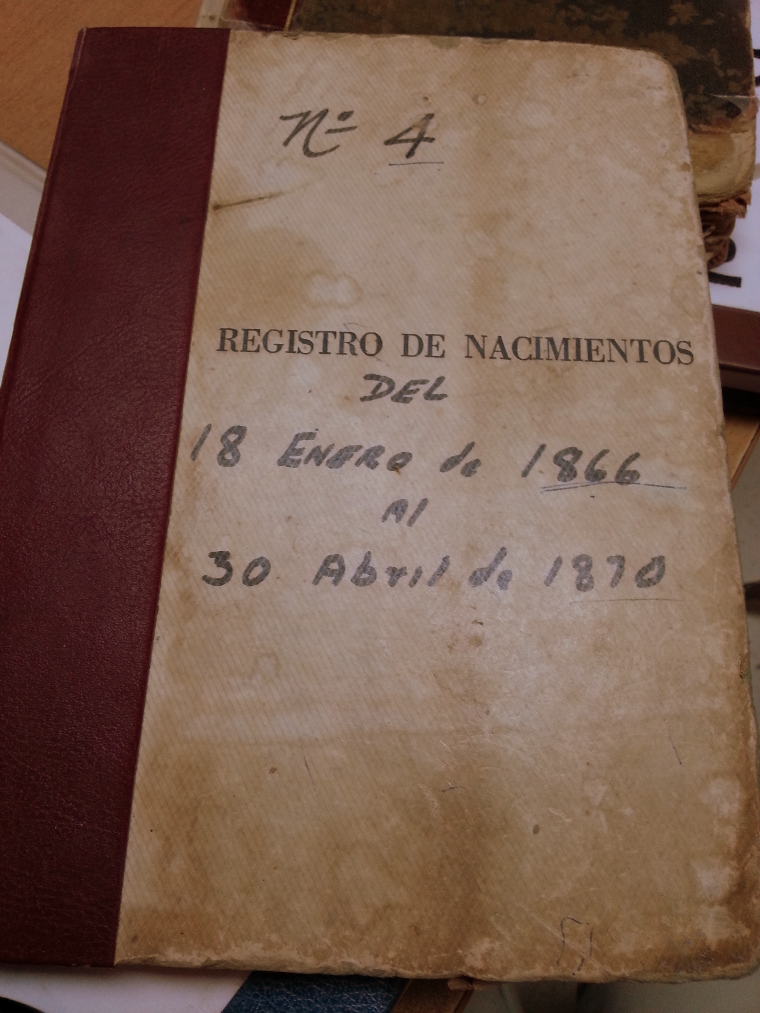 Ein restauriertes dominikanisches Geburtsbuch aus dem Zeitraum von 1866 bis 1870